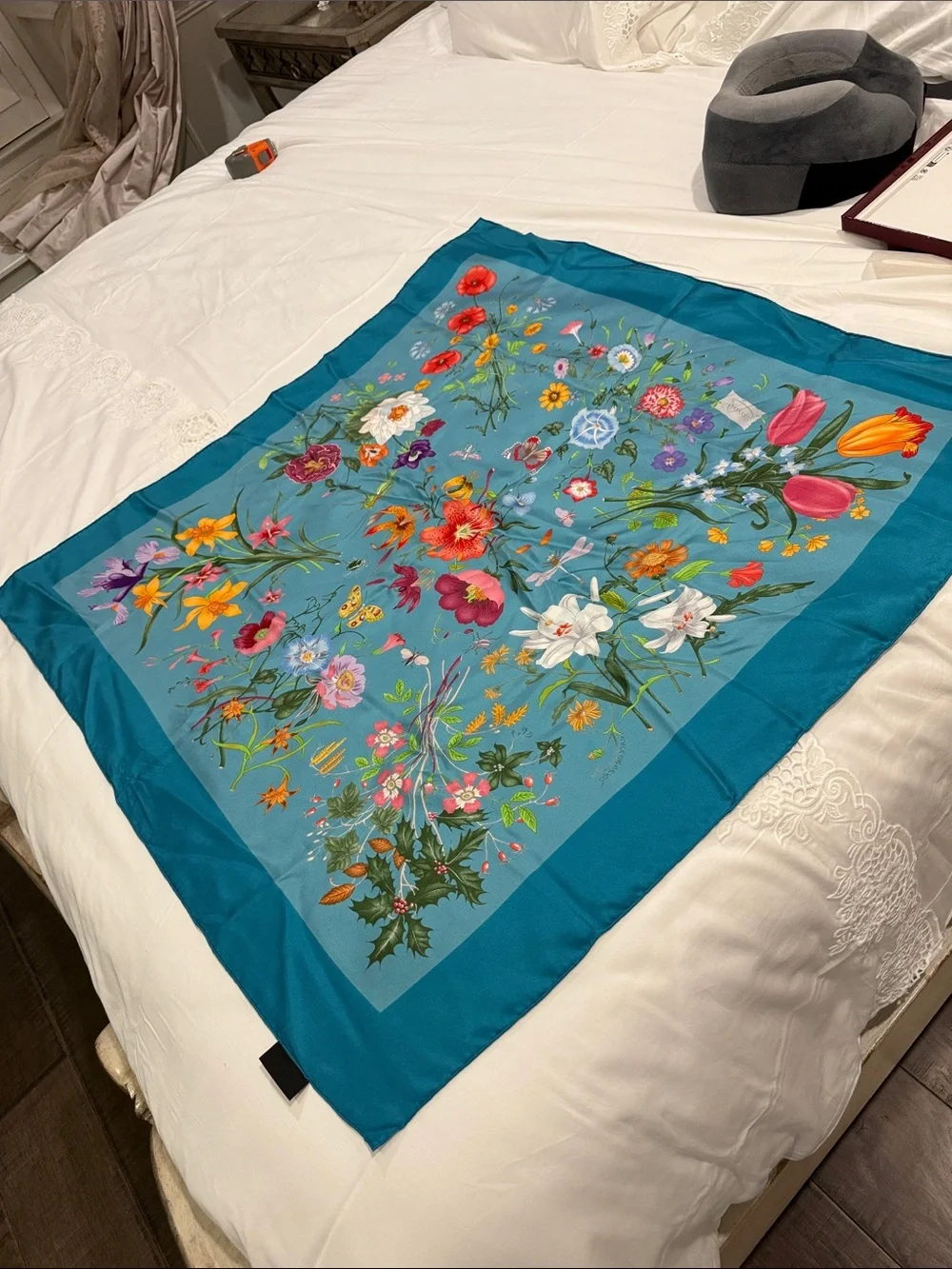 Authentic Gucci Printed silk twill carré Bright Turquoise Silk Floral Scarf